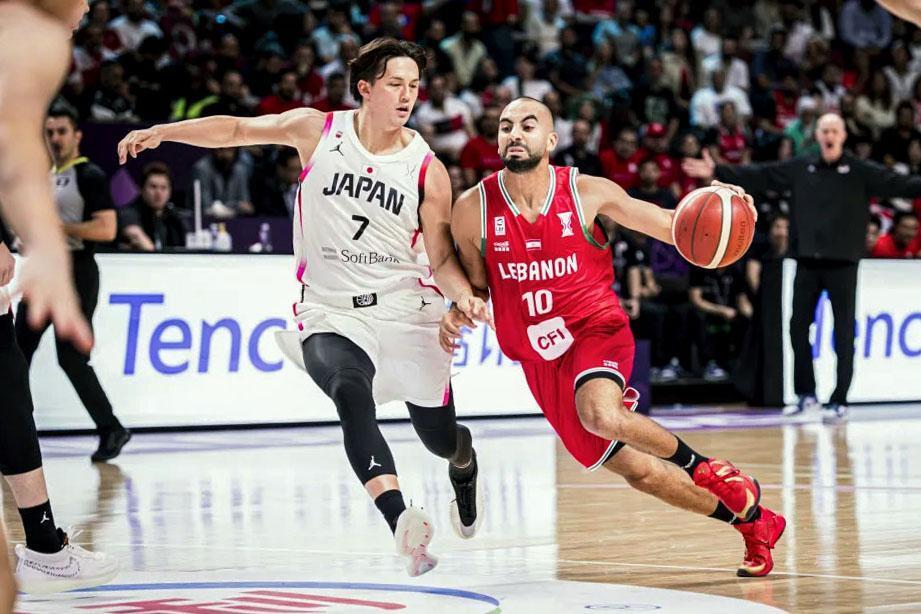 　レバノン戦で相手選手をマークする日本のテーブス（左）＝ⓒＦＩＢＡ・共同