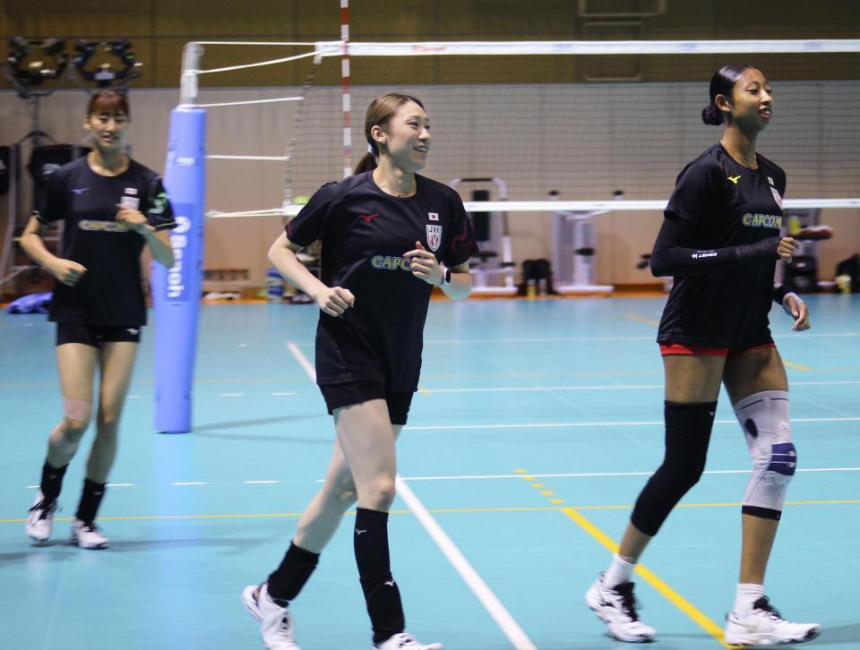 　合宿でランニングするバレーボール女子日本代表の石川主将（中央）