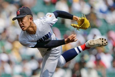 　綾羽戦の４回から２番手で登板した横浜・織田＝甲子園