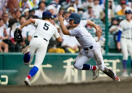 　横浜-綾羽　６回表横浜無死一、二塁、小野のバントを投手が三塁へ悪送球し、本塁へ向かう二走臨時代走の為永。三塁手川端＝甲子園