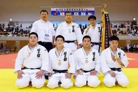 　柔道男子団体で優勝した国士舘＝ジップアリーナ岡山