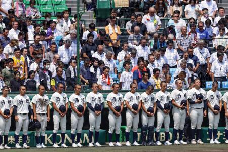 　戦後８０年の終戦の日に甲子園球場で黙とうする西日本短大付の選手ら＝１５日正午