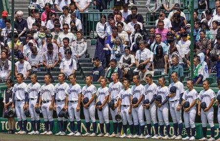 　戦後８０年の終戦の日に甲子園球場で黙とうする聖隷クリストファーの選手ら＝１５日正午