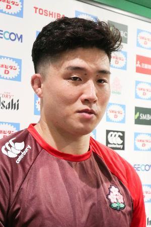 　練習後に取材に応じる下川＝東京都府中市