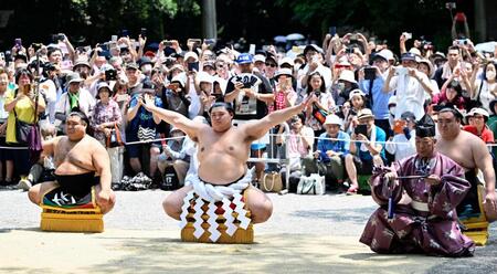 横綱大の里に化粧まわし　父・中村知幸さん勤務の運送会社から贈呈　絵柄は太陽