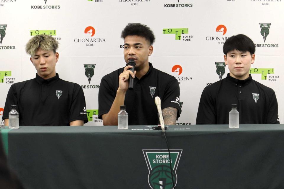 　神戸の新入団会見に臨んだ（左から）木村圭吾、八村阿蓮、寺園脩斗