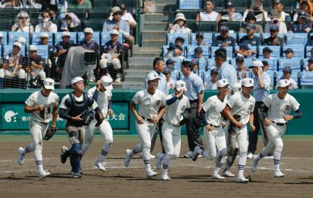 　高川学園に勝利した日大三の選手たち＝甲子園