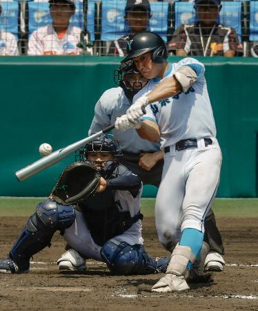 　山梨学院-岡山学芸館　５回表山梨学院２死一、二塁、萬場が左中間に２点二塁打を放つ。捕手佐藤滉＝甲子園