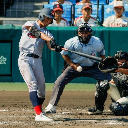 　尽誠学園-京都国際　８回表京都国際２死二、三塁、小川が右前に逆転の２点打を放つ。捕手鎌田＝甲子園