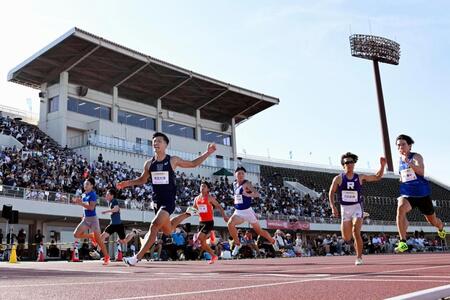 　男子１００メートル予選　ゴールする柳田大輝（左から３人目）＝福井県営陸上競技場