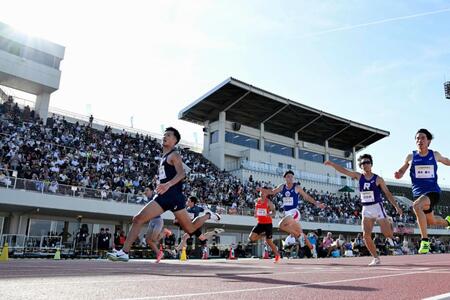 　男子１００メートル予選　ゴールする柳田大輝（左端）＝福井県営陸上競技場