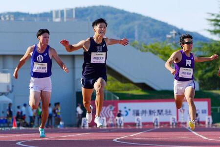　男子１００メートル予選　ゴールする柳田大輝（中央）＝福井県営陸上競技場