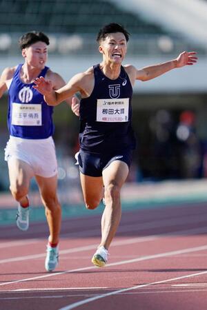 　男子１００メートル予選　ゴールする柳田大輝（右）＝福井県営陸上競技場