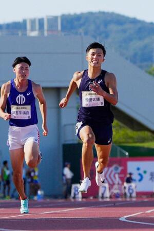 　男子１００メートル予選　力走する柳田大輝（右）