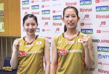 　ポーズをとる志田千陽（左）、松山奈未組＝１６日、東京都内