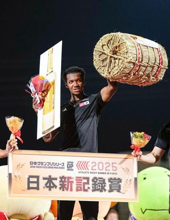 　男子１１０メートル障害で12秒92の日本新を樹立し、表彰式で笑顔を見せる村竹ラシッド