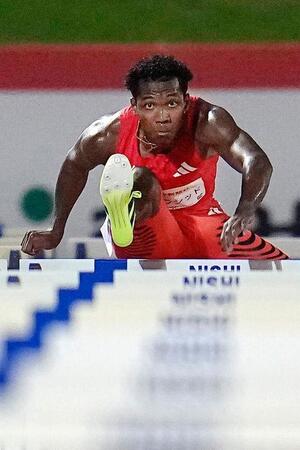 　男子１１０メートル障害決勝　力走する村竹ラシッド