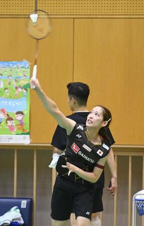 　シャトルを打ち込む松山奈未（撮影・園田高夫）