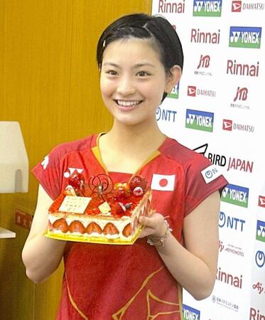 　サプライズで受け取った誕生日ケーキを手に笑顔を見せる宮崎