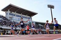 　男子１００メートル予選　ゴールする柳田大輝（左から３人目）＝福井県営陸上競技場