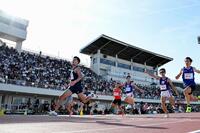 　男子１００メートル予選　ゴールする柳田大輝（左端）＝福井県営陸上競技場