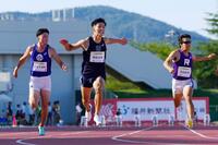 　男子１００メートル予選　ゴールする柳田大輝（中央）＝福井県営陸上競技場