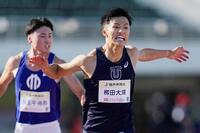 　男子１００メートル予選　ゴールする柳田大輝（右）＝福井県営陸上競技場