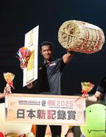 　男子１１０メートル障害で12秒92の日本新を樹立し、表彰式で笑顔を見せる村竹ラシッド