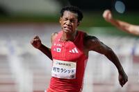 　男子１１０メートル障害決勝　ゴール後、ガッツポーズする村竹ラシッド。12秒92の日本新で優勝した