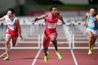 　男子１１０メートル障害決勝　ゴールする村竹ラシッド（中央）。12秒92の日本新で優勝した