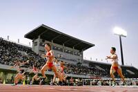 　女子１００メートル障害決勝　ゴールする福部真子（手前左）