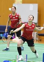 　調整する志田千陽（右）と松山奈未のシダマツペア（撮影・園田高夫）