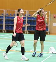 　ペア練習で笑顔を見せる志田千陽（左）と松山奈未（撮影・園田高夫）