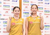 　活躍を誓いガッツポーズをする志田千陽（左）と松山奈未（撮影・園田高夫）