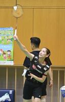 　シャトルを打ち込む松山奈未（撮影・園田高夫）