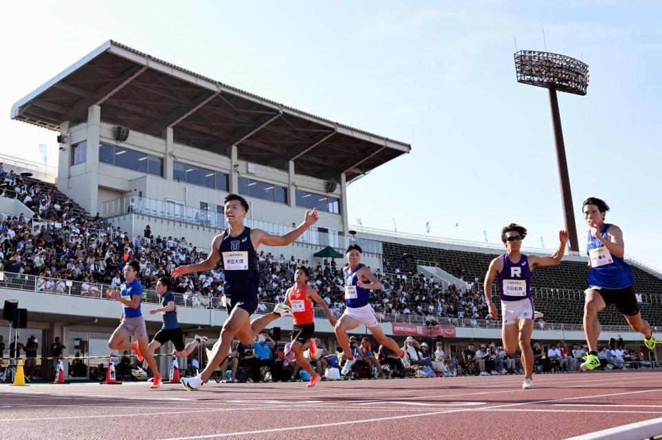 　男子１００メートル予選　ゴールする柳田大輝（左から３人目）＝福井県営陸上競技場