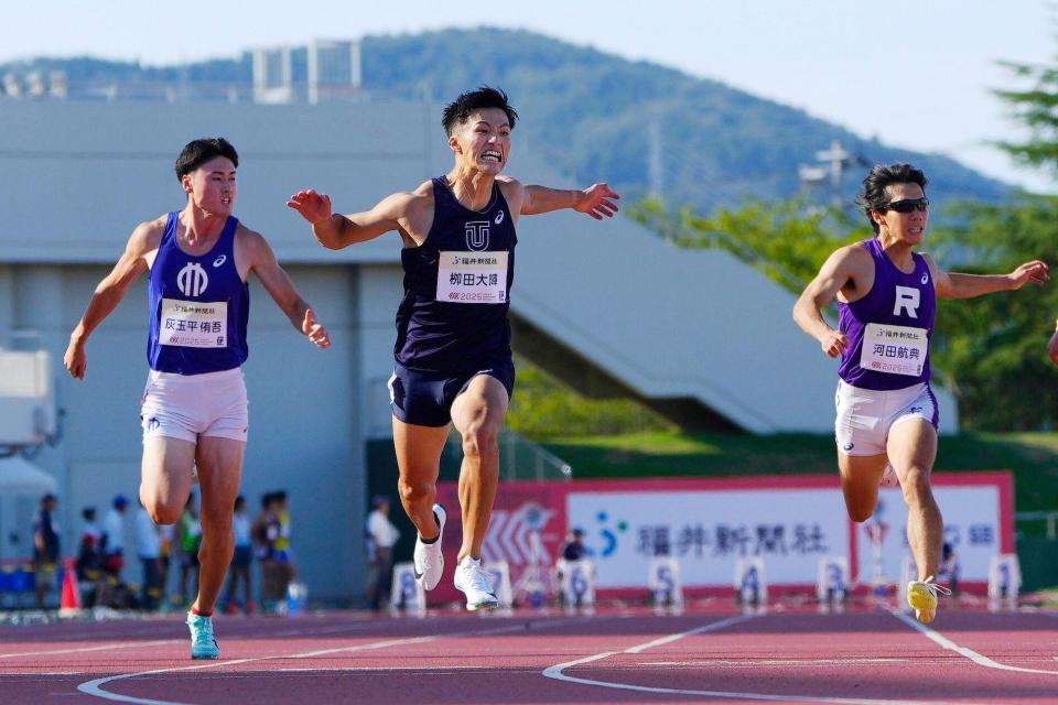 　男子１００メートル予選　ゴールする柳田大輝（中央）＝福井県営陸上競技場