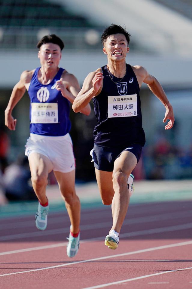　男子１００メートル予選　力走する柳田大輝（右）＝福井県営陸上競技場