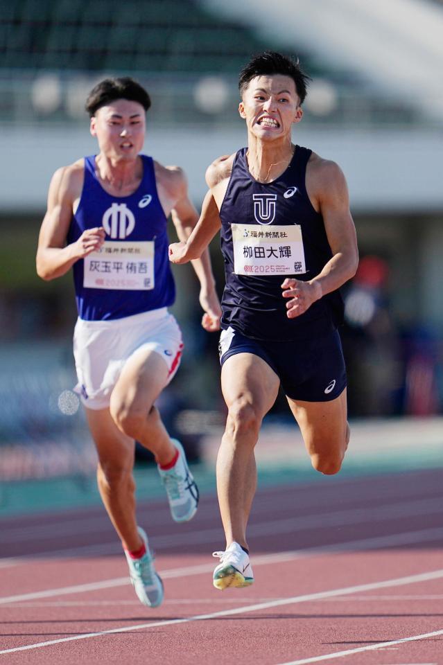 　男子１００メートル予選　力走する柳田大輝（右）＝福井県営陸上競技場