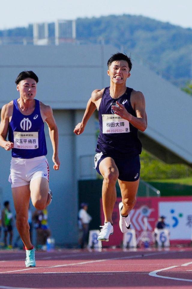 　男子１００メートル予選　力走する柳田大輝（右）