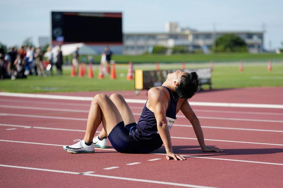 　男子１００メートル予選　９秒92でゴール後、追い風参考記録となり天を仰ぐ柳田大輝