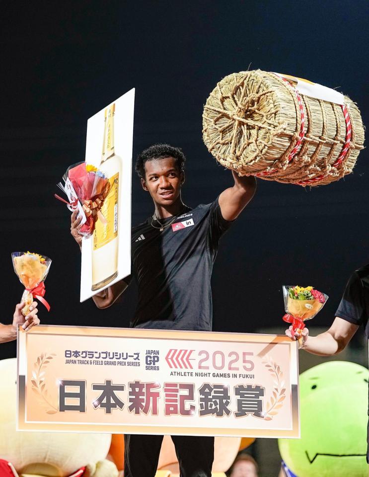 　男子１１０メートル障害で12秒92の日本新を樹立し、表彰式で笑顔を見せる村竹ラシッド