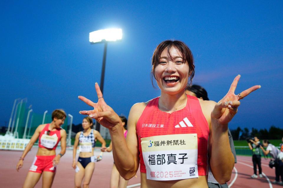 　女子１００メートル障害決勝　レース後、笑顔を見せる福部真子