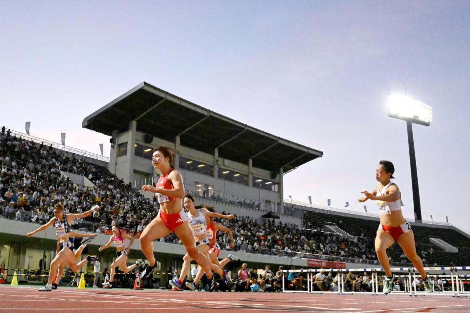 　女子１００メートル障害決勝　ゴールする福部真子（手前左）