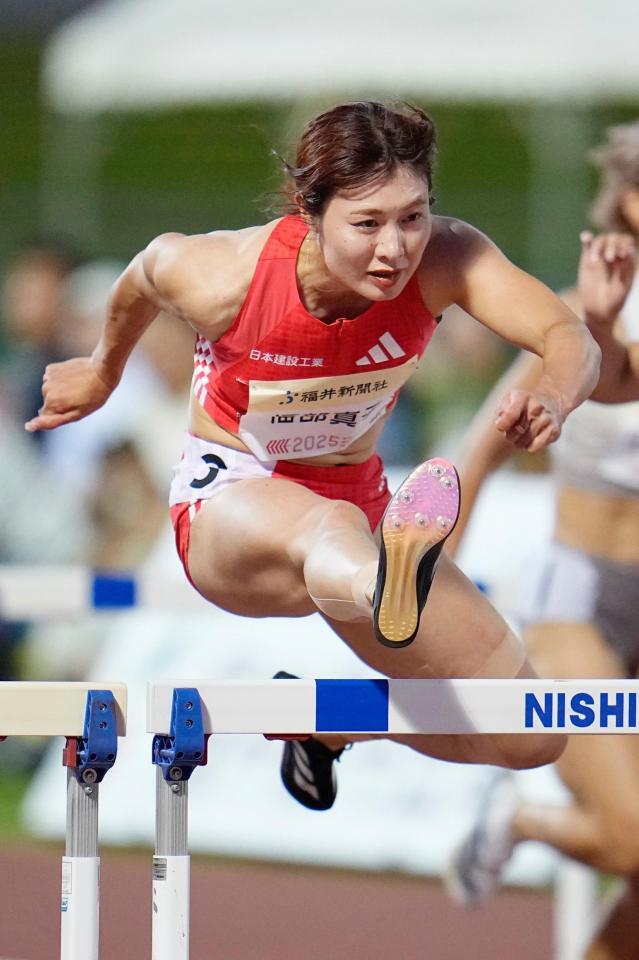 　女子１００メートル障害決勝　力走する福部真子