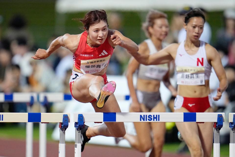 　女子１００メートル障害決勝　力走する福部真子