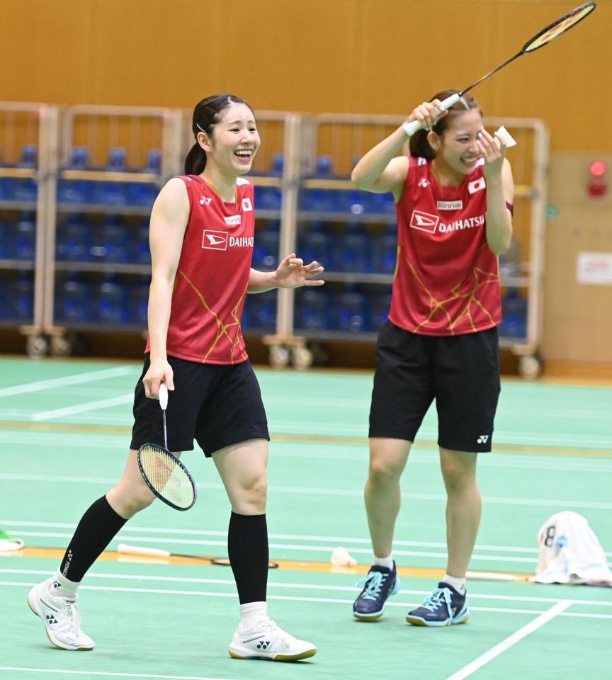 　ペア練習で笑顔を見せる志田千陽（左）と松山奈未（撮影・園田高夫）