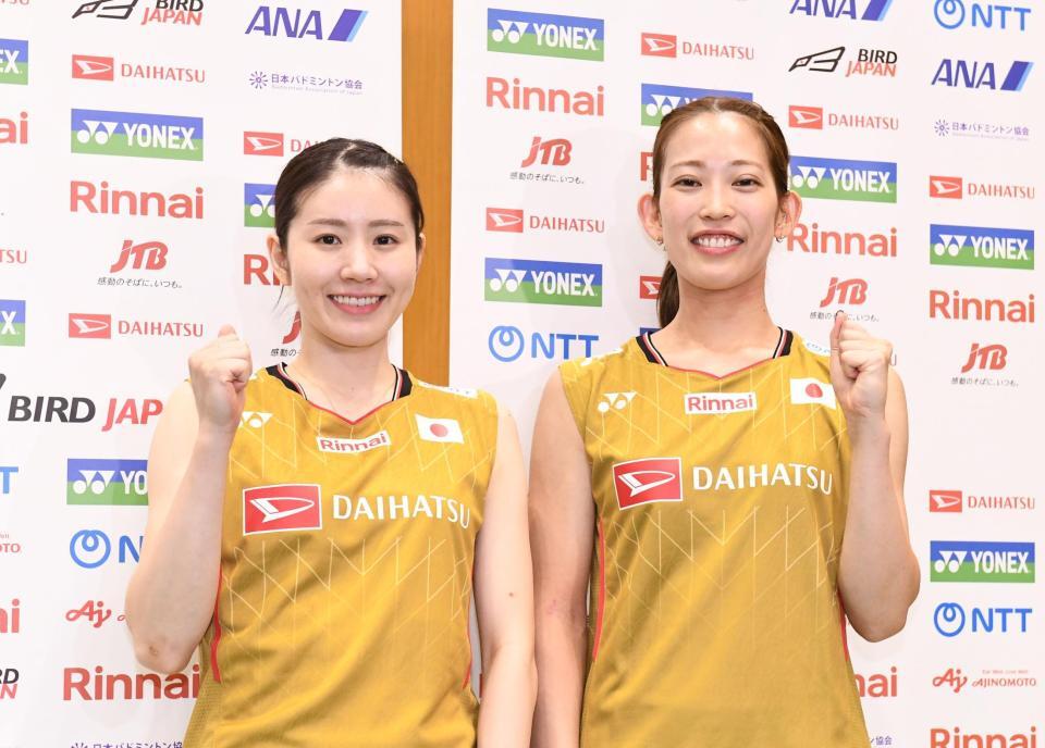 　活躍を誓いガッツポーズをする志田千陽（左）と松山奈未（撮影・園田高夫）