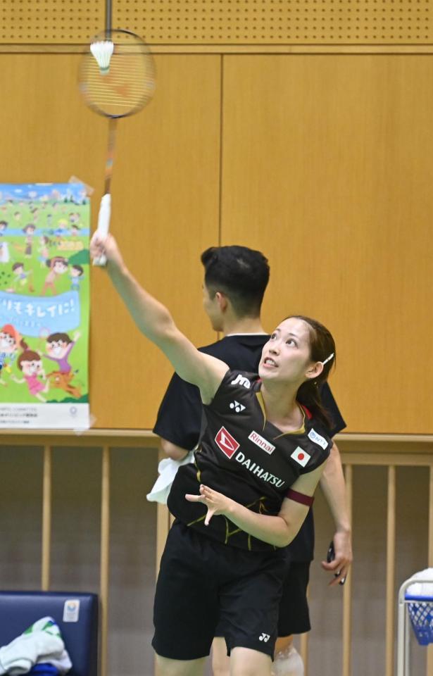 　シャトルを打ち込む松山奈未（撮影・園田高夫）