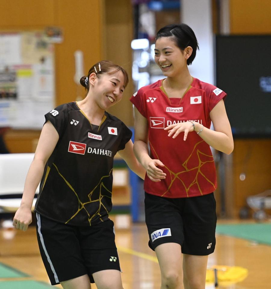 　郡司莉子（左）と笑顔でアップをする宮崎友花（撮影・園田高夫）